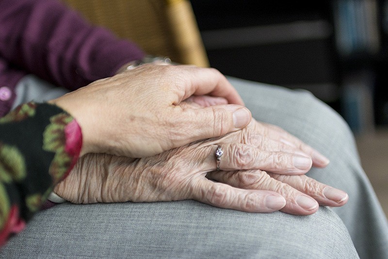 Besuchs Begleitdienst - ein älteres Paar hält Händchen