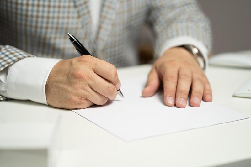 Vertragsabschluss - Ein Mann unterzeichnet einen Vertrag
